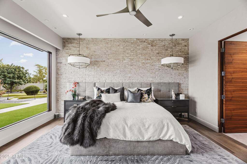 6 Bedroom Single Family Home/House's Image 9