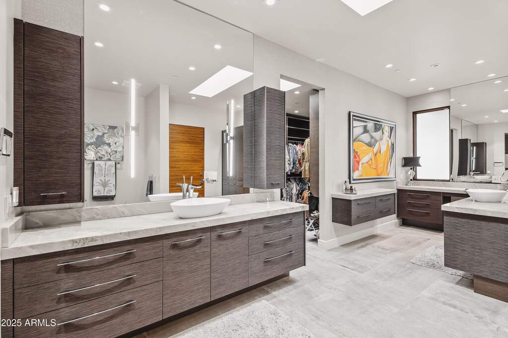6 Bedroom Single Family Home/House's Image 11