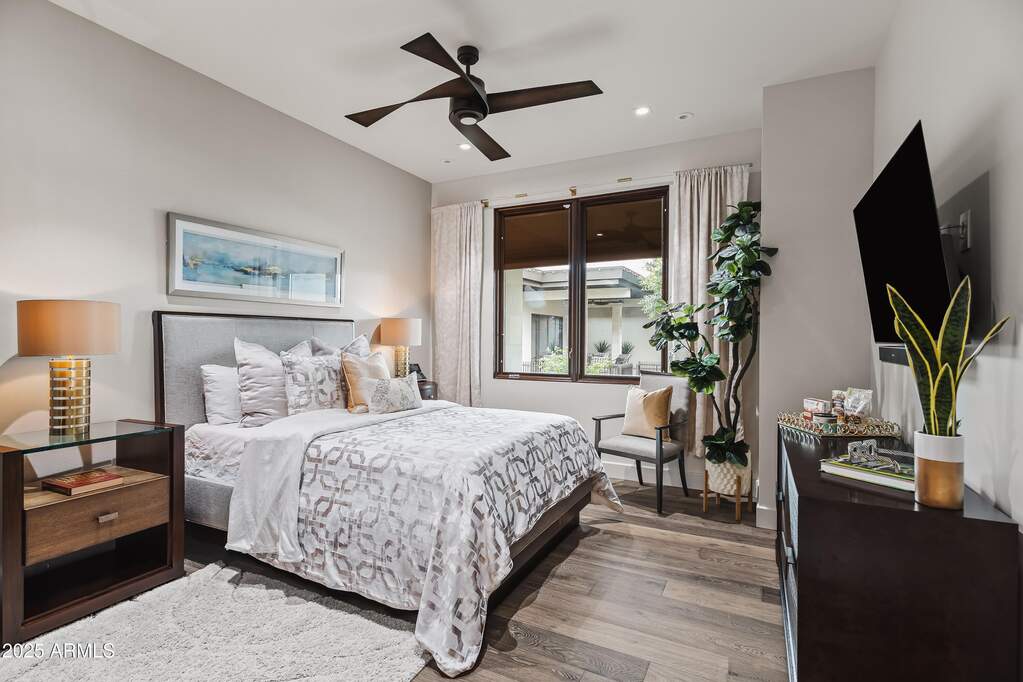 6 Bedroom Single Family Home/House's Image 12
