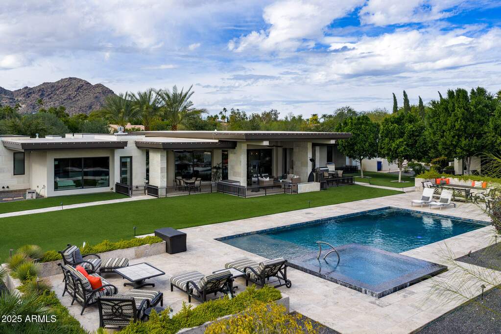 6 Bedroom Single Family Home/House's Image 20
