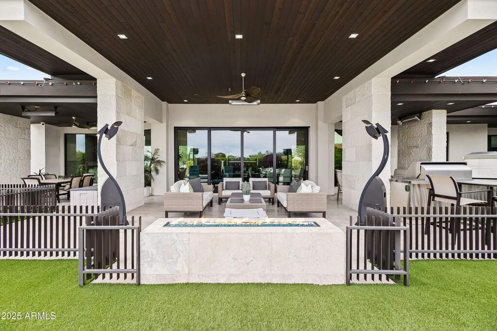 6 Bedroom Single Family Home/House's Image 21
