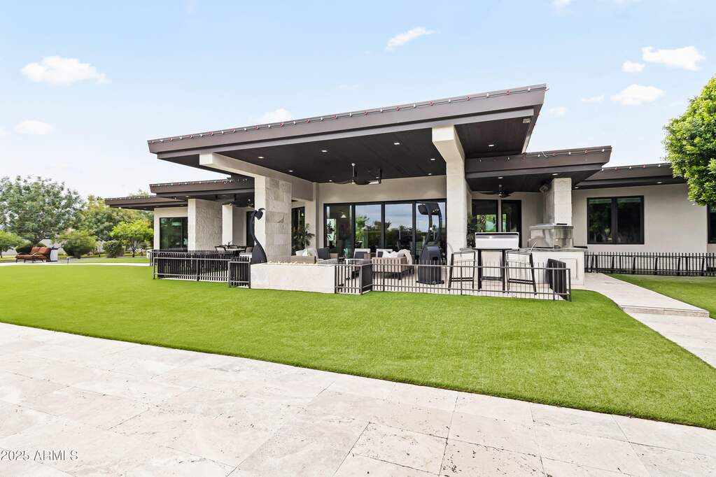 6 Bedroom Single Family Home/House's Image 22