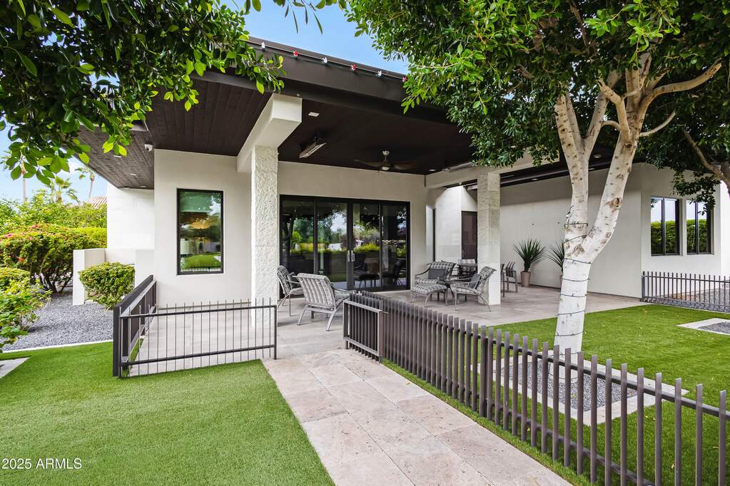 6 Bedroom Single Family Home/House's Image 23
