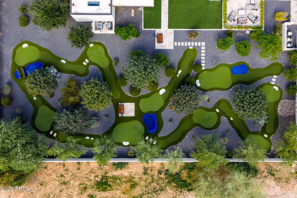 6 Bedroom Single Family Home/House's Image 24