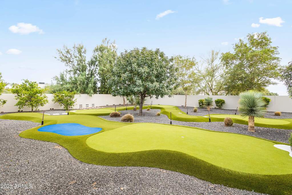 6 Bedroom Single Family Home/House's Image 25