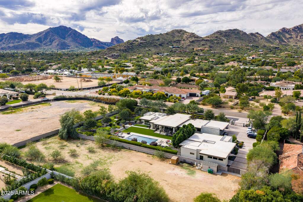 6 Bedroom Single Family Home/House's Image 29