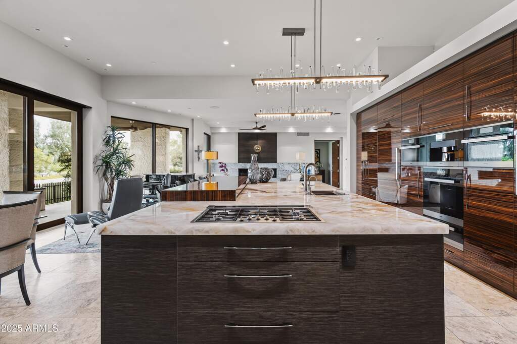 6 Bedroom Single Family Home/House's Image 3