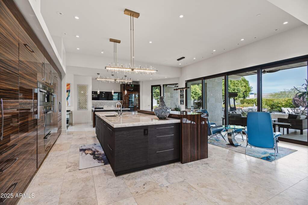 6 Bedroom Single Family Home/House's Image 4
