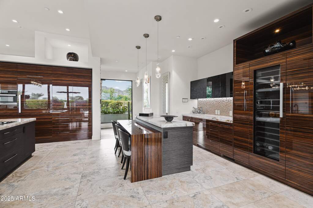 6 Bedroom Single Family Home/House's Image 5