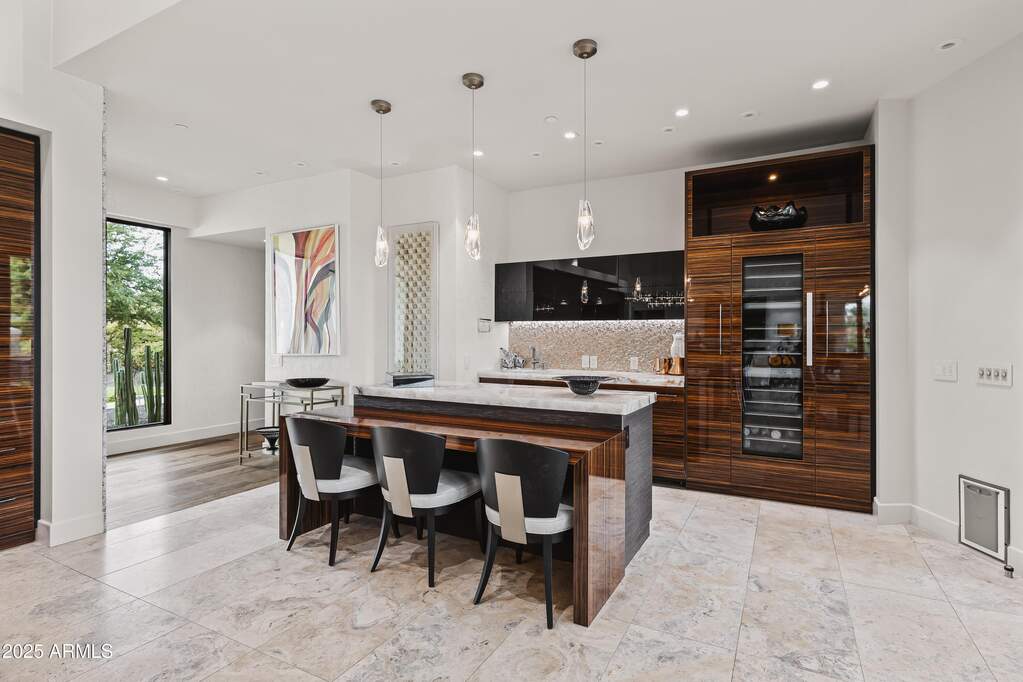 6 Bedroom Single Family Home/House's Image 6