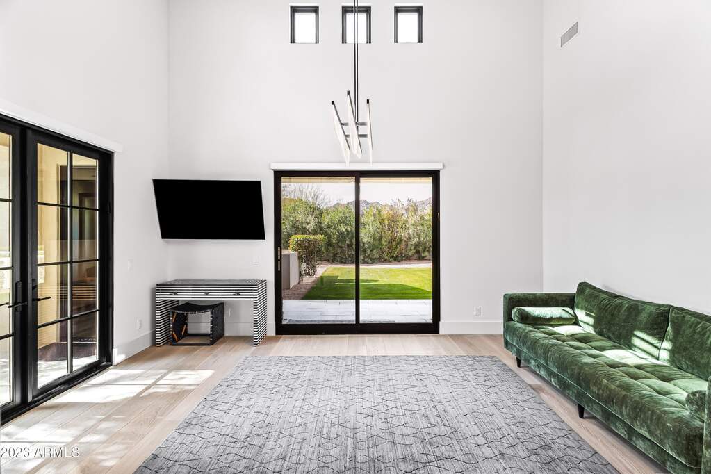 5 Bedroom Single Family Home/House's Image 3