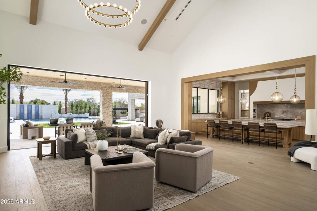 6 Bedroom Single Family Home/House's Image 7