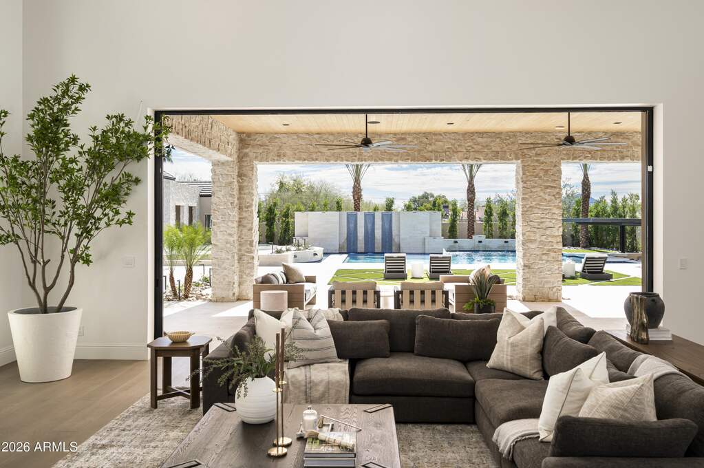 6 Bedroom Single Family Home/House's Image 8
