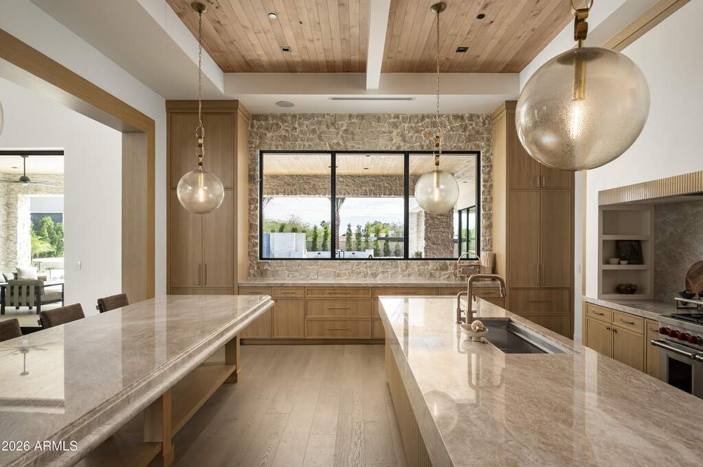 6 Bedroom Single Family Home/House's Image 16
