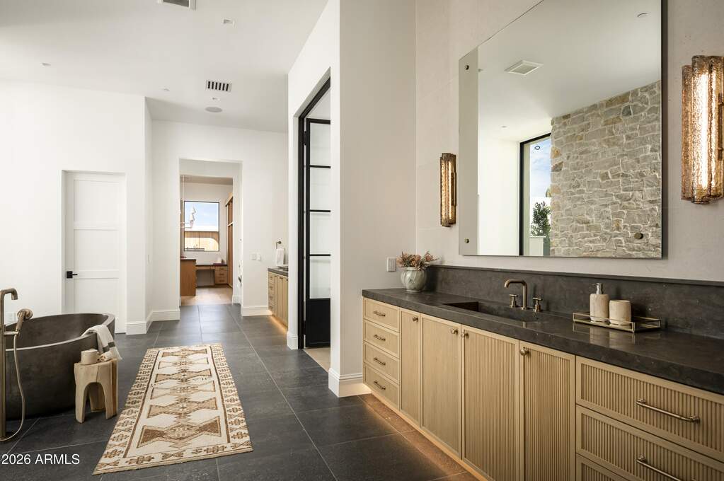 6 Bedroom Single Family Home/House's Image 25
