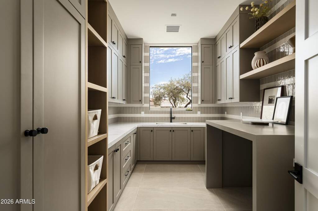 6 Bedroom Single Family Home/House's Image 33
