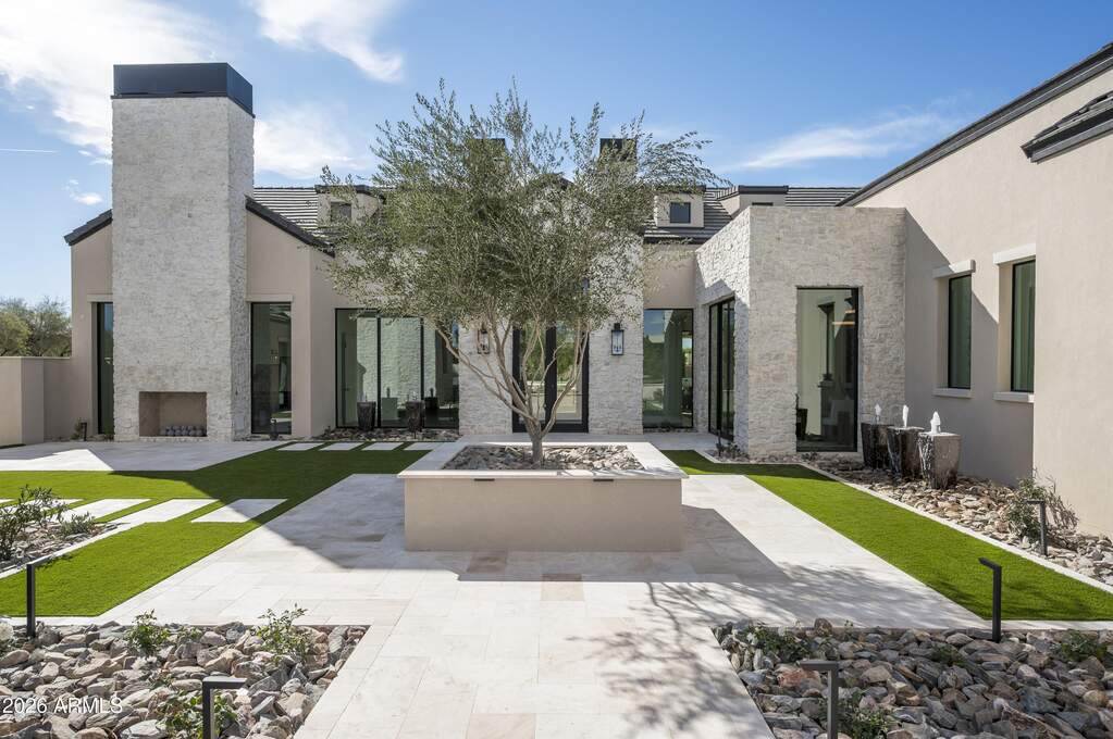 6 Bedroom Single Family Home/House's Image 6