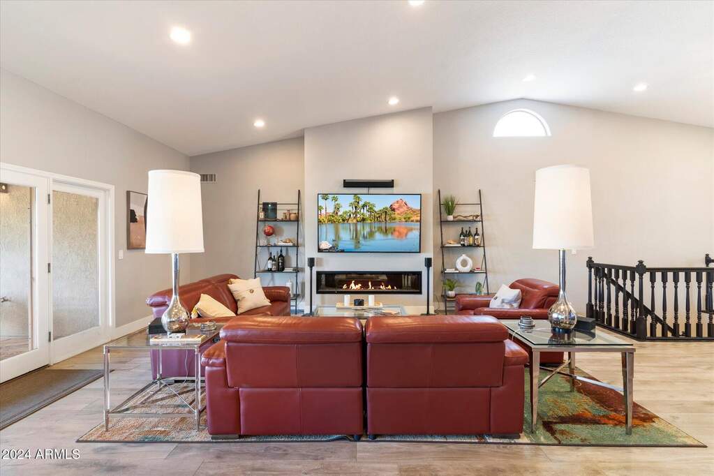 7 Bedroom Single Family Home/House's Image 13