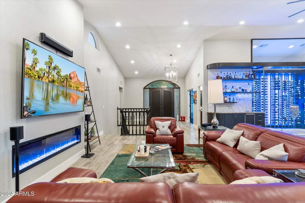 7 Bedroom Single Family Home/House's Image 14