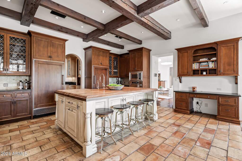 6 Bedroom Single Family Home/House's Image 7