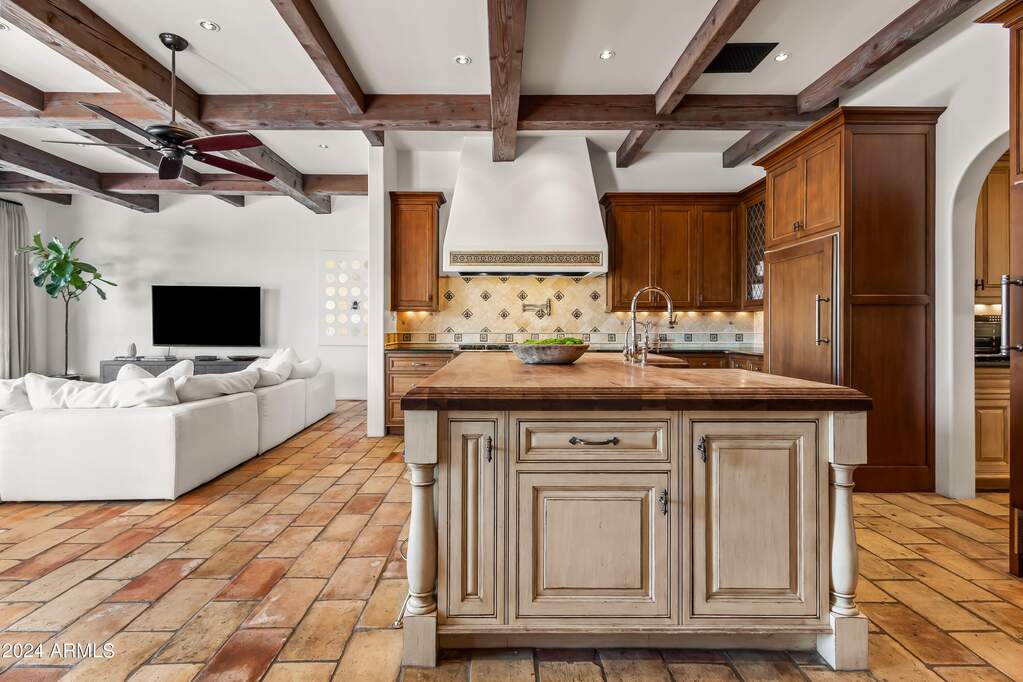 6 Bedroom Single Family Home/House's Image 8