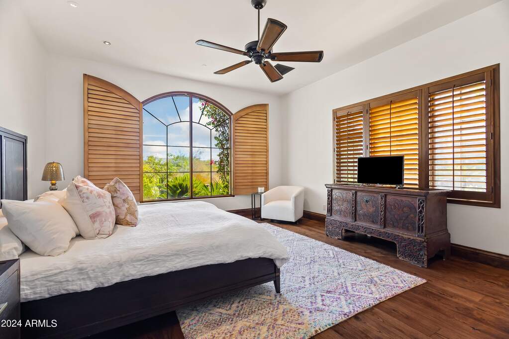6 Bedroom Single Family Home/House's Image 13