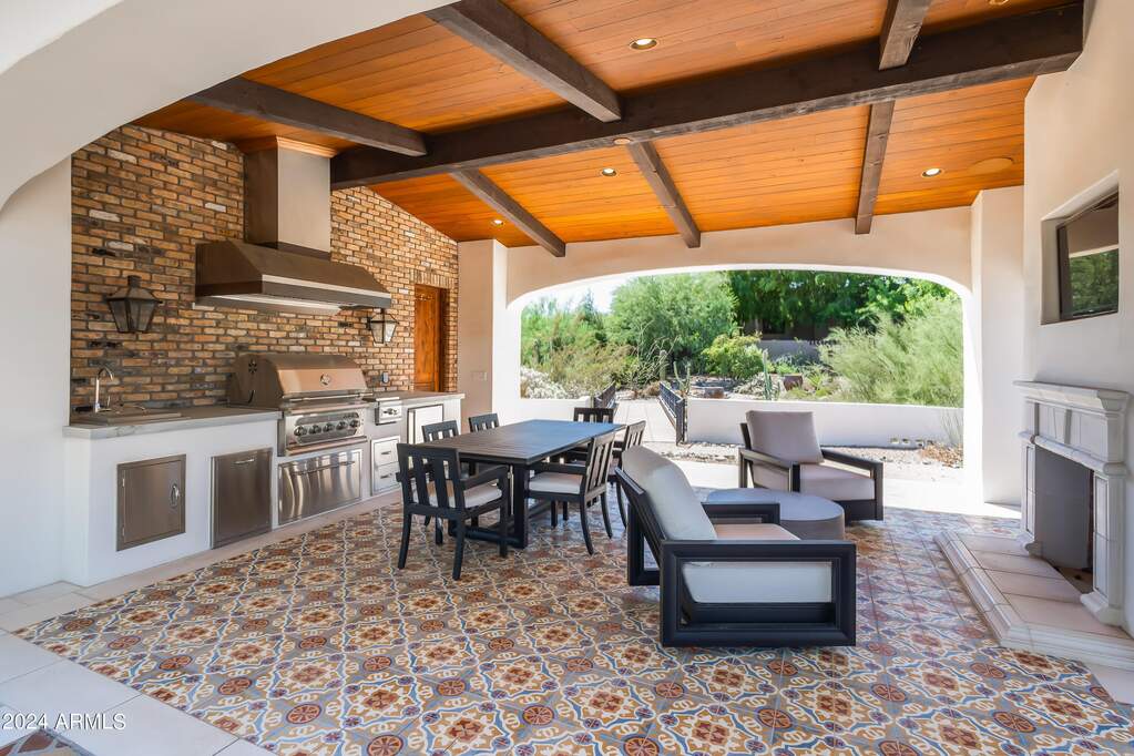 6 Bedroom Single Family Home/House's Image 25