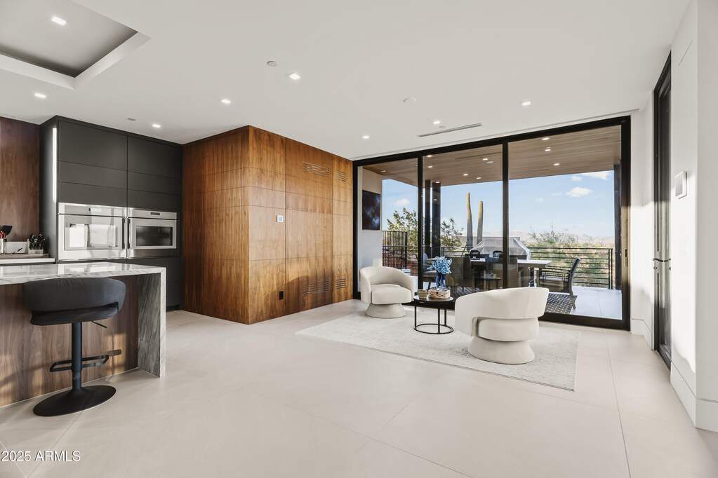 6 Bedroom Single Family Home/House's Image 9