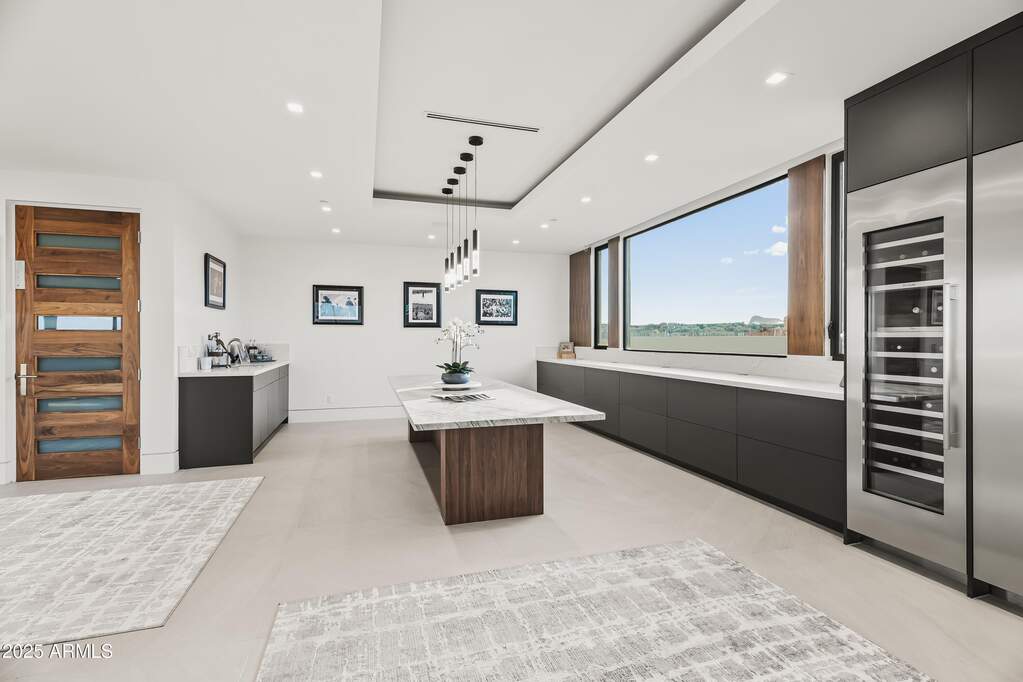 6 Bedroom Single Family Home/House's Image 10