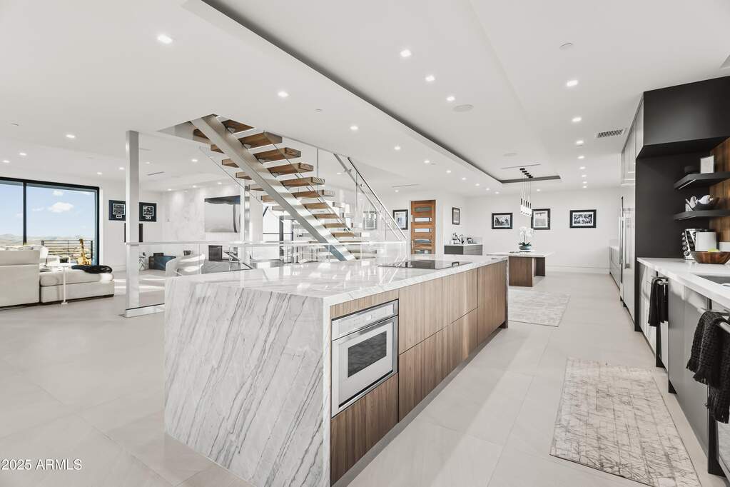 6 Bedroom Single Family Home/House's Image 12