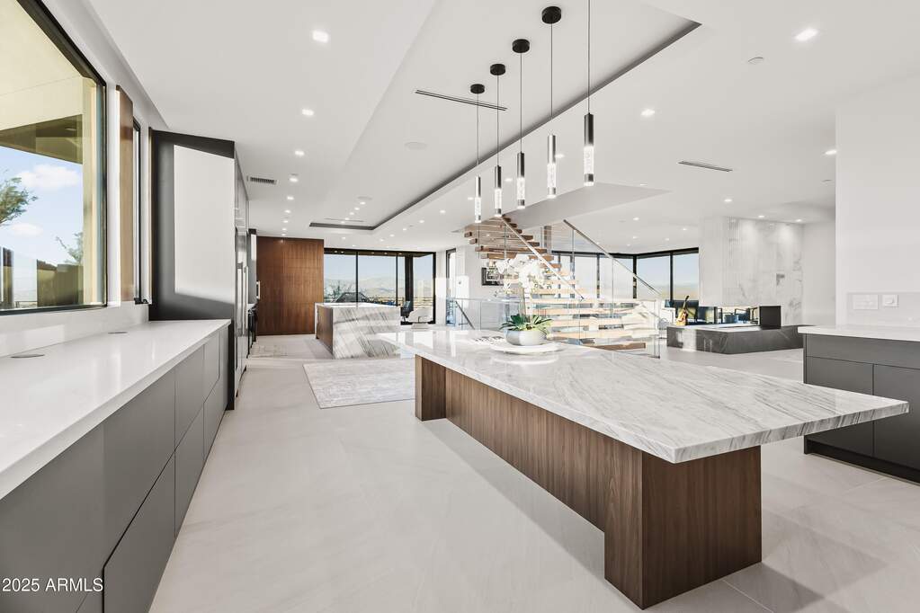 6 Bedroom Single Family Home/House's Image 14