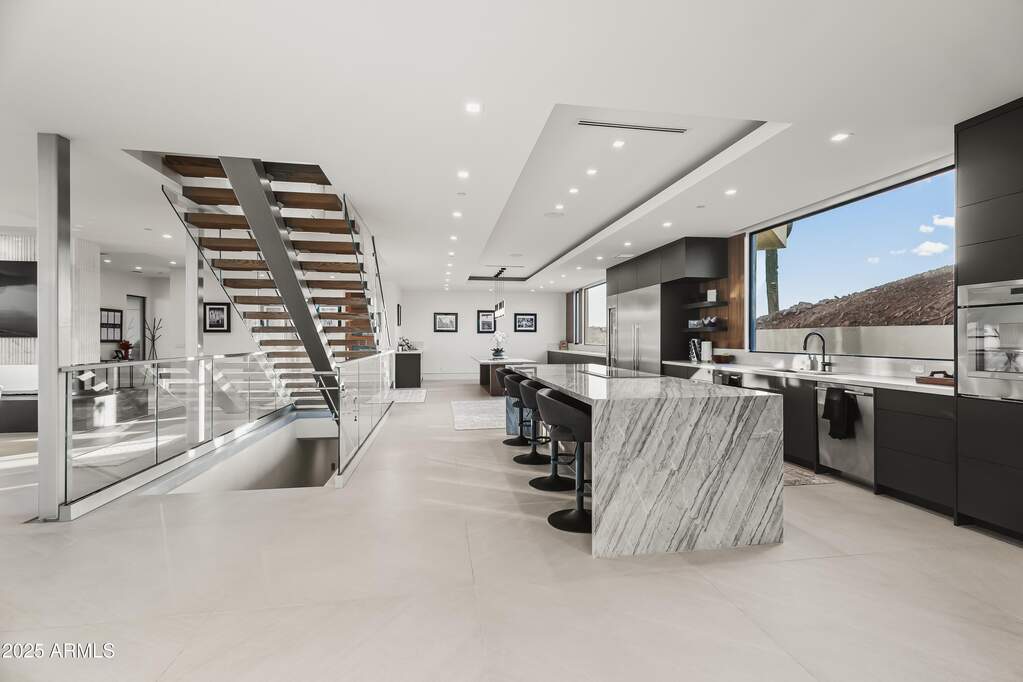 6 Bedroom Single Family Home/House's Image 15