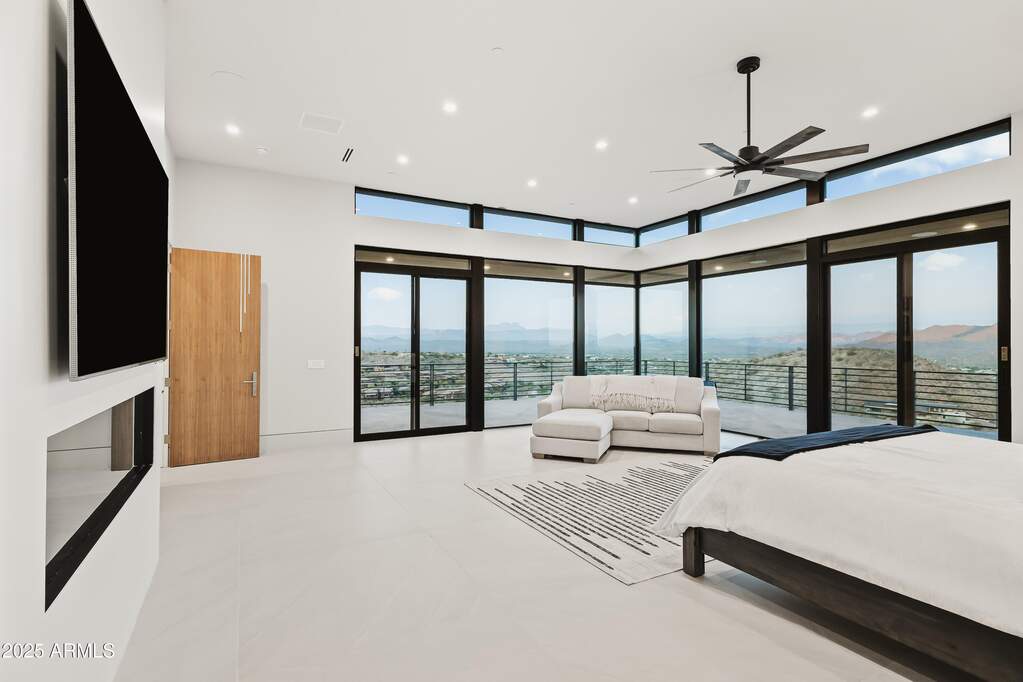 6 Bedroom Single Family Home/House's Image 16