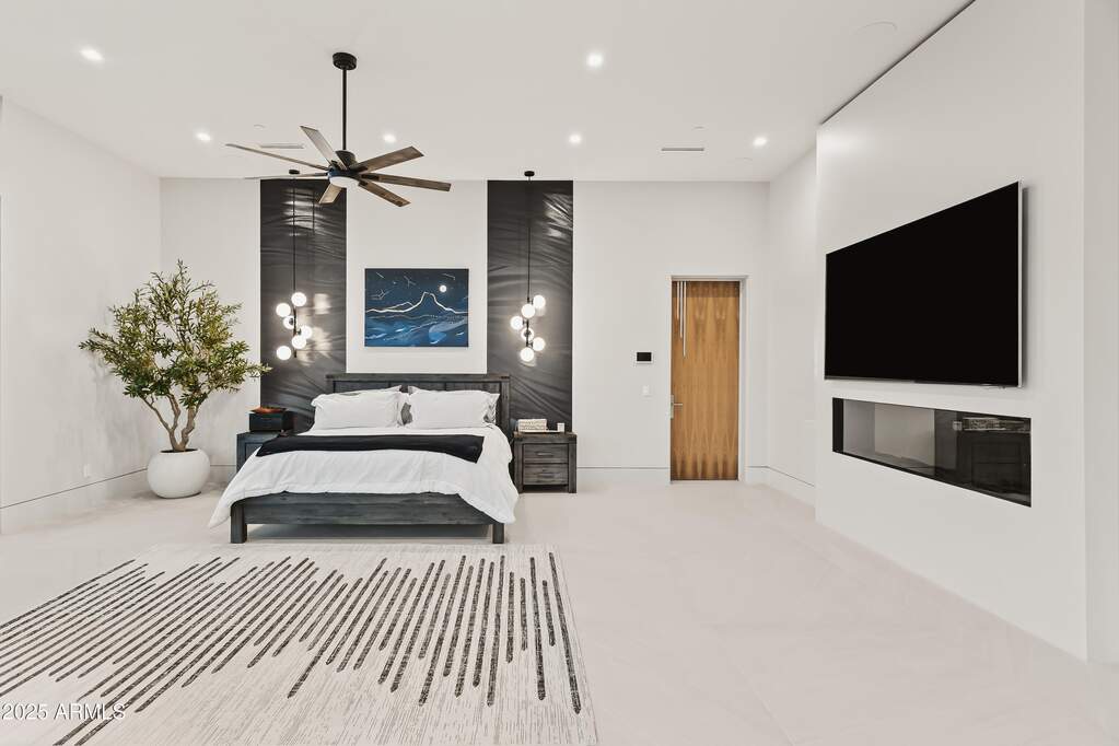 6 Bedroom Single Family Home/House's Image 19