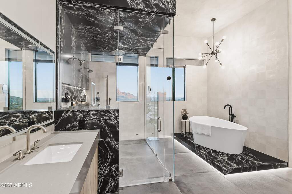 6 Bedroom Single Family Home/House's Image 21