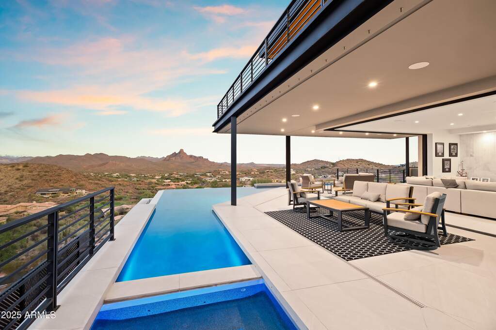 6 Bedroom Single Family Home/House's Image 24