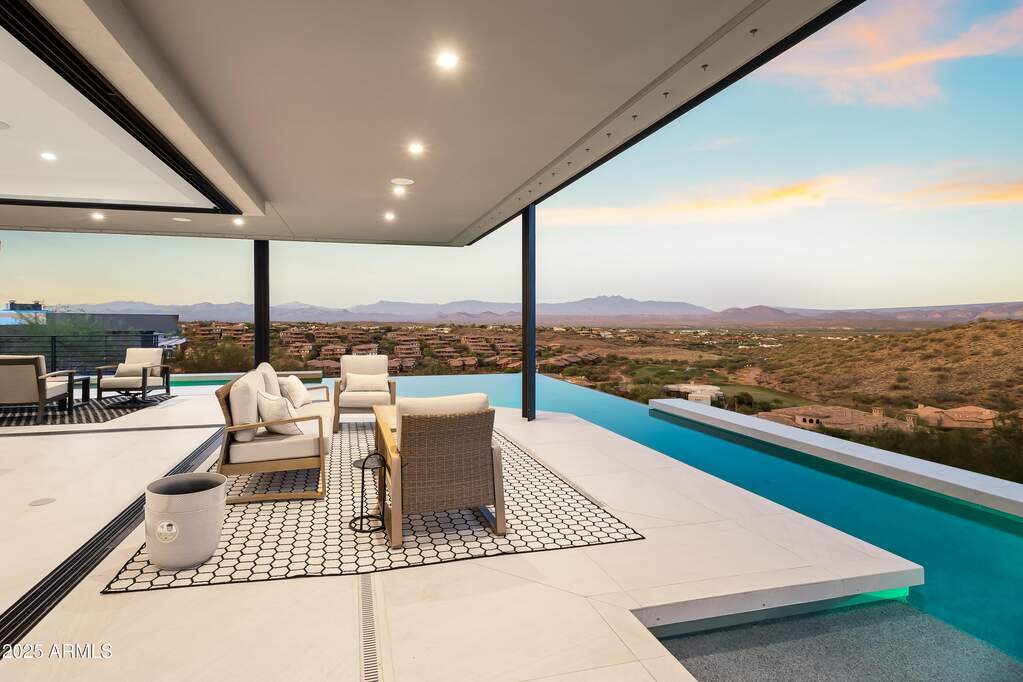 6 Bedroom Single Family Home/House's Image 25