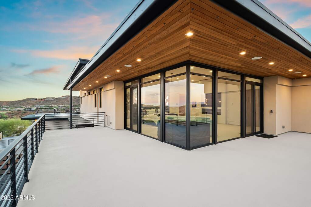 6 Bedroom Single Family Home/House's Image 28