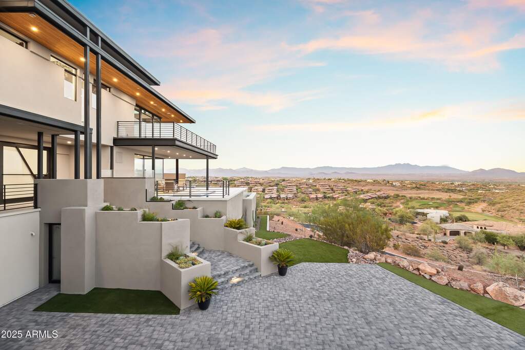 6 Bedroom Single Family Home/House's Image 29