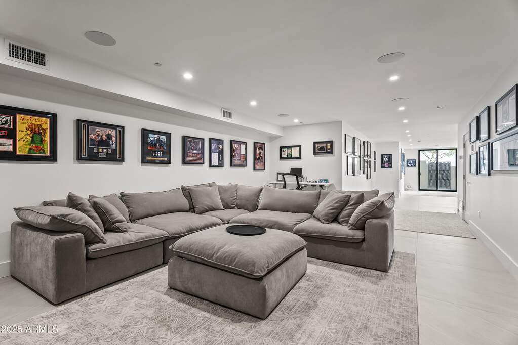 6 Bedroom Single Family Home/House's Image 31