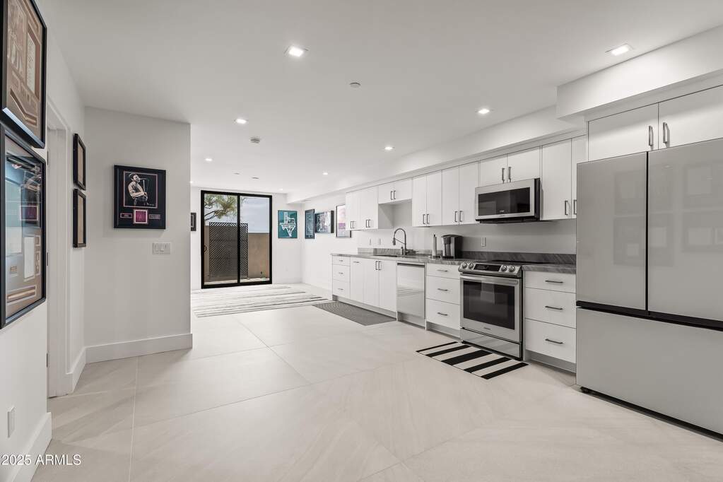 6 Bedroom Single Family Home/House's Image 32