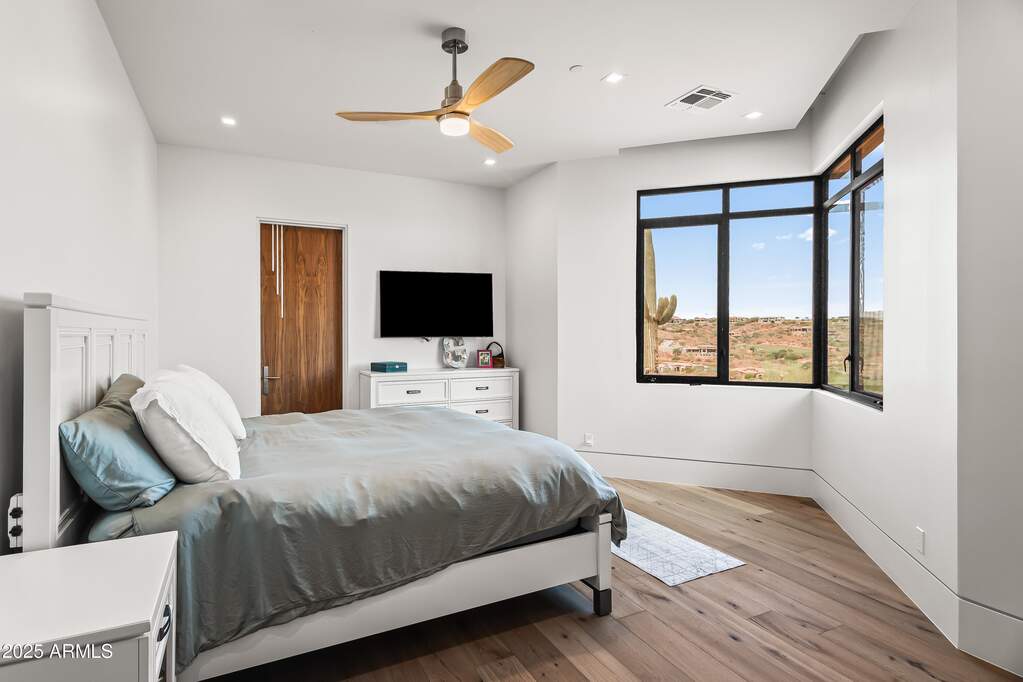 6 Bedroom Single Family Home/House's Image 33
