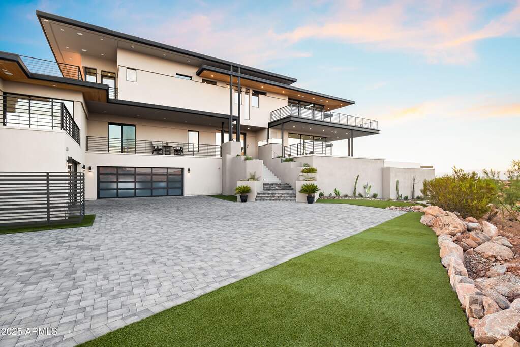 6 Bedroom Single Family Home/House's Image 40