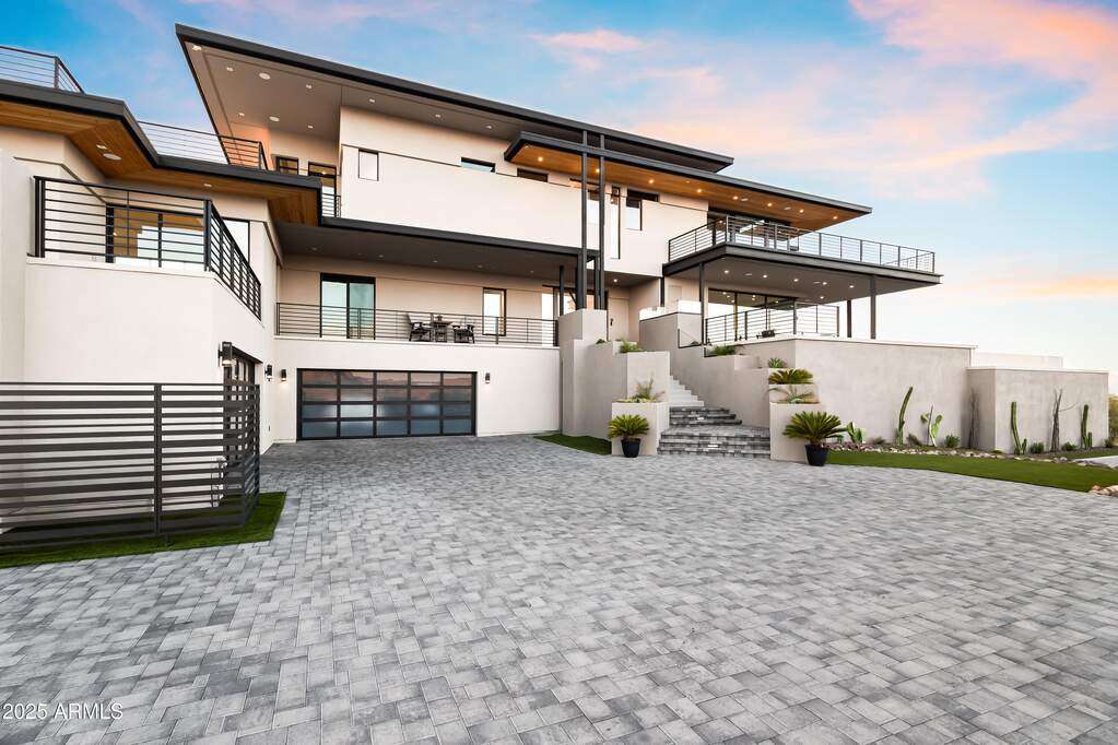 6 Bedroom Single Family Home/House's Image 41