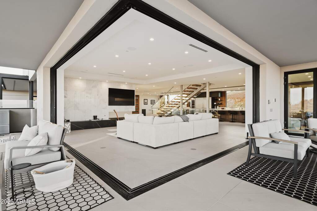 6 Bedroom Single Family Home/House's Image 3