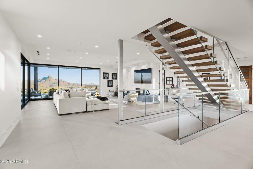 6 Bedroom Single Family Home/House's Image 5