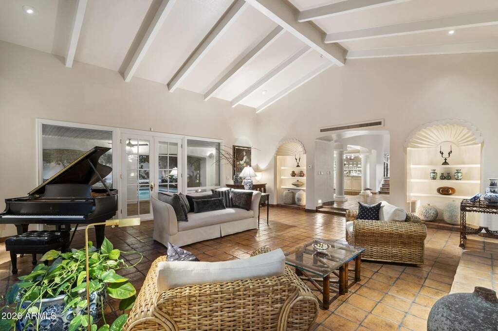 6 Bedroom Single Family Home/House's Image 8
