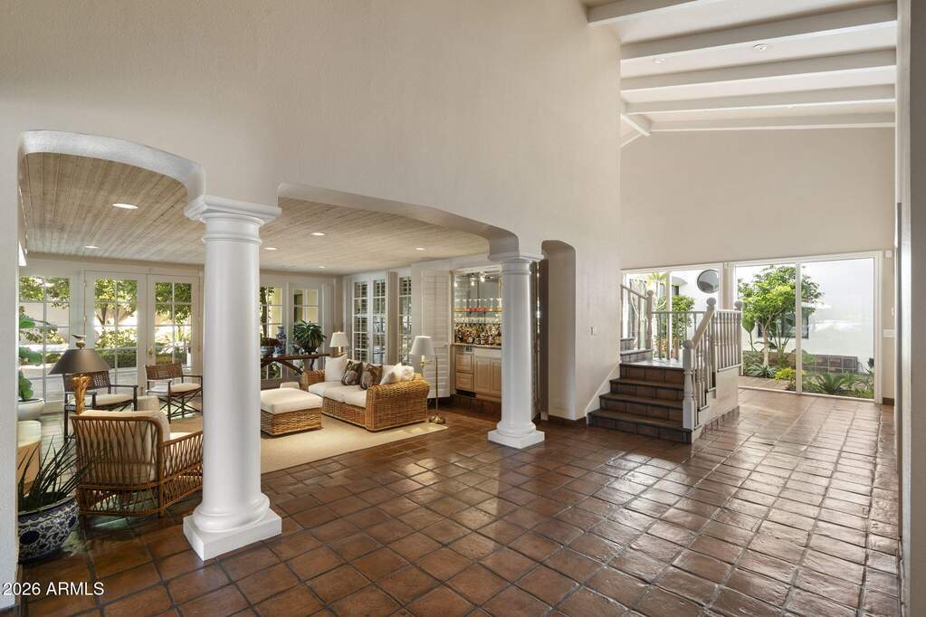 6 Bedroom Single Family Home/House's Image 9