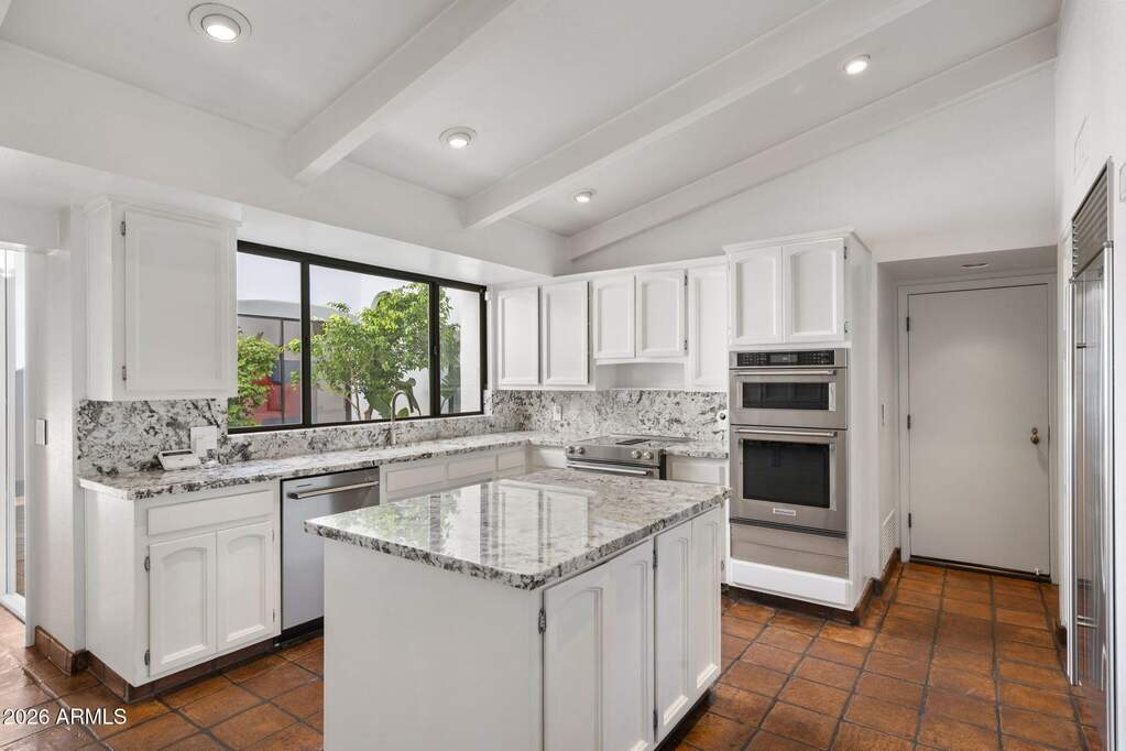 6 Bedroom Single Family Home/House's Image 12