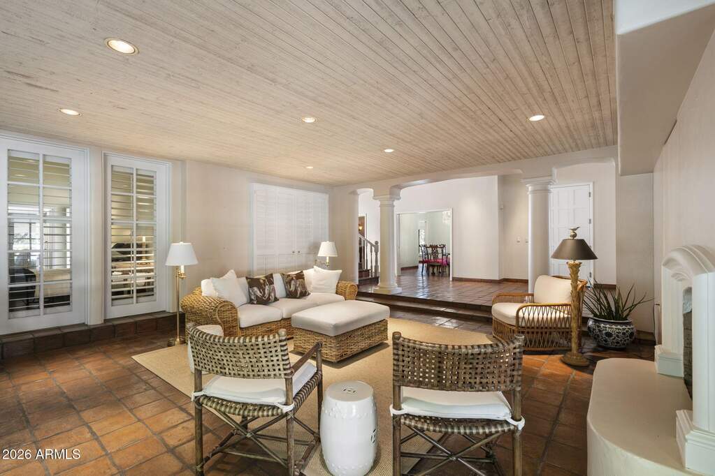 6 Bedroom Single Family Home/House's Image 4